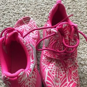 Kids size 5.5 NIKE ROSHES
